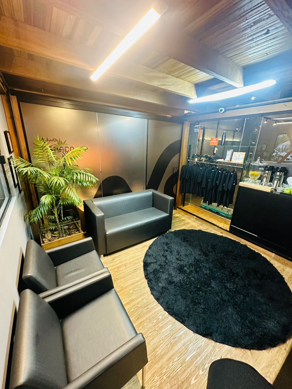 Espaço de convivência e loja do Studio Oxigênio