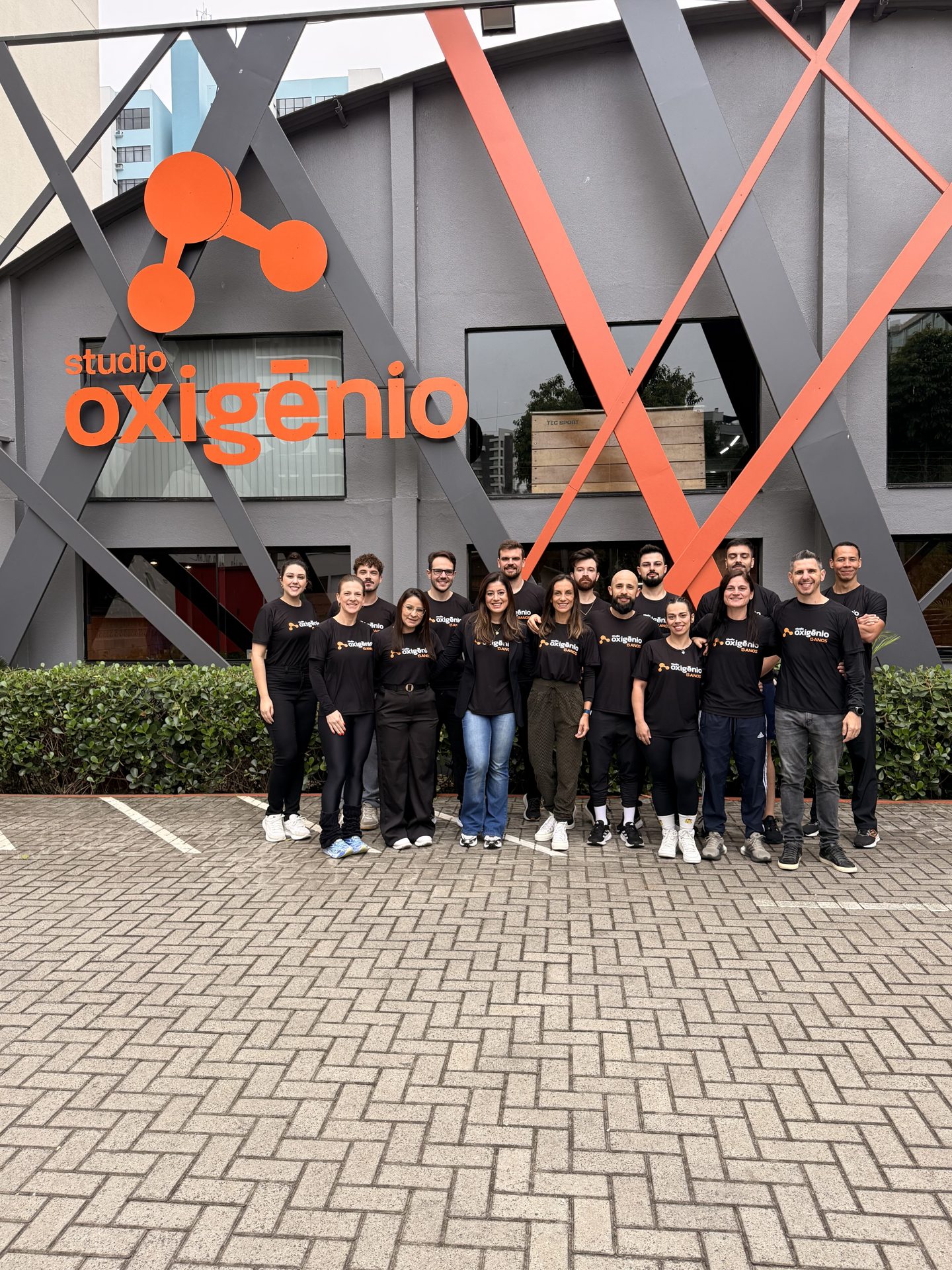 Equipe do Studio Oxigênio em frente à unidade no Centro de Chapecó
