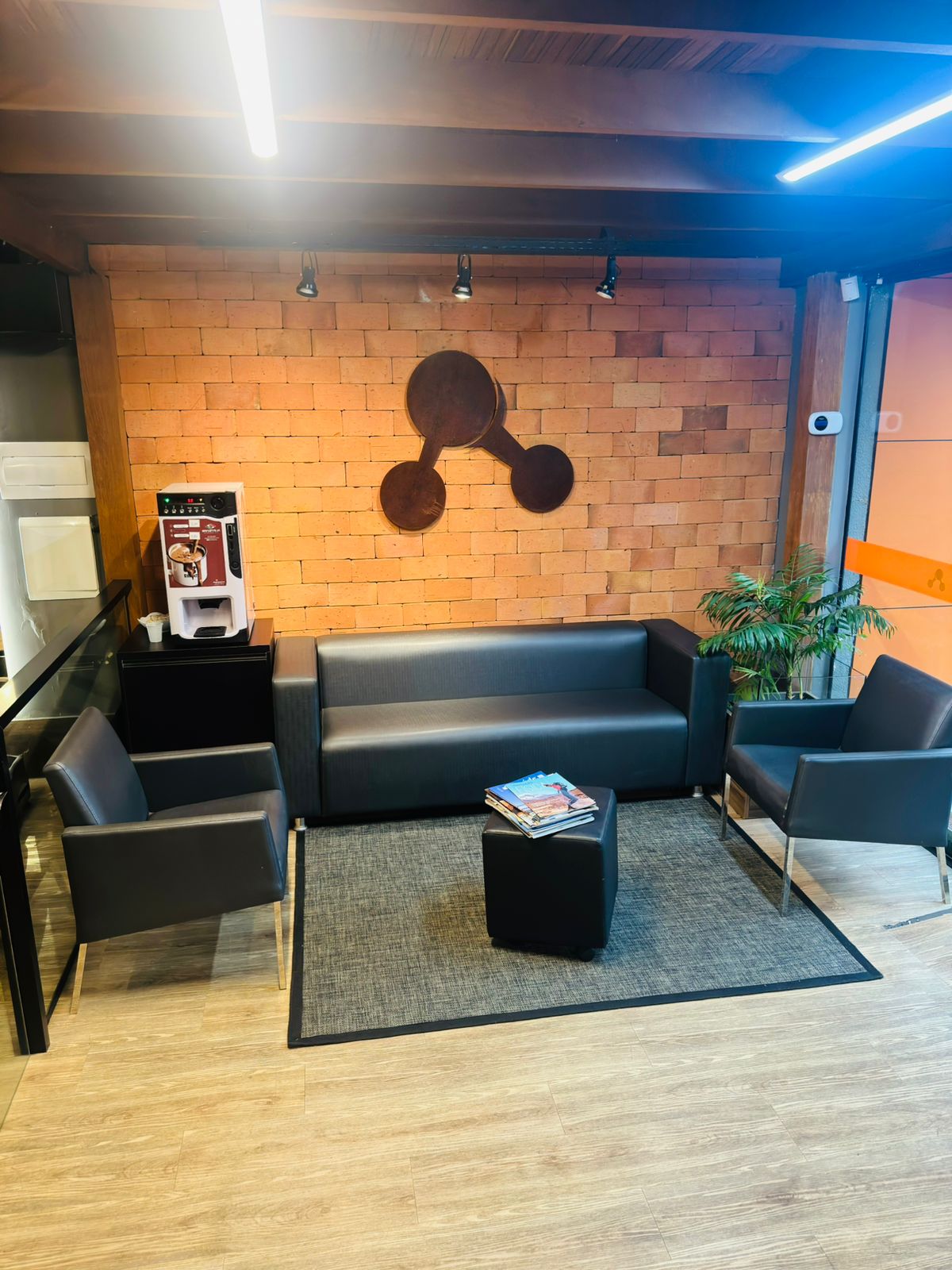 Lounge de espera com sofás e cafeteria no Studio Oxigênio Chapecó